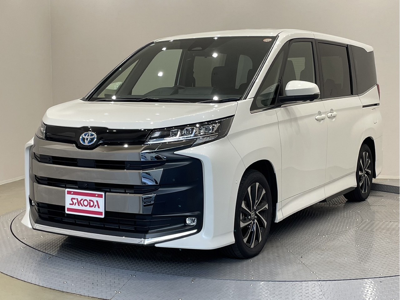 ﾉｱ　HYBRID S-Z 7人乗り 10.5ｲﾝﾁﾃﾞｨｽﾌﾟﾚｲｵｰﾃﾞｨｵ